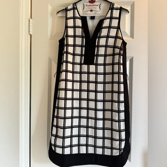 Ann Taylor | Dresses | Ann Taylor Dress Size Xs Black And White Sleeveless  Vneck Sheath Dress | Poshmark